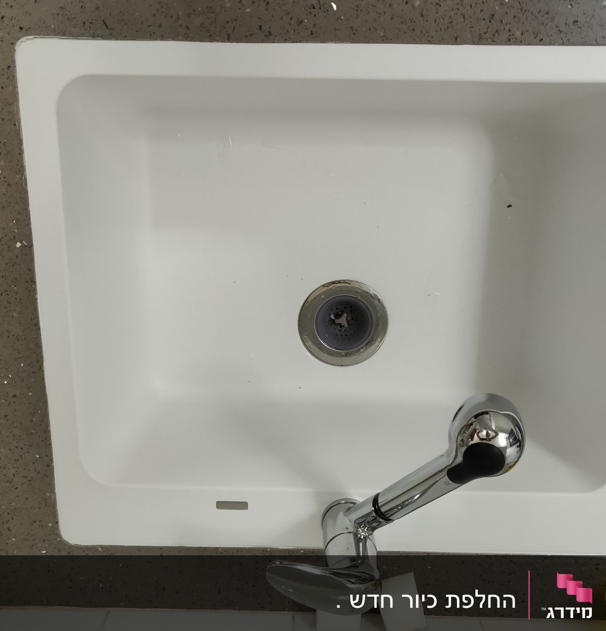 כיור שיש לבן עם ברז כרום